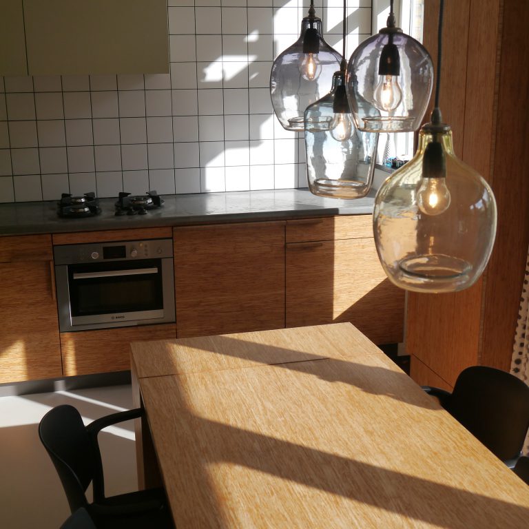 keuken-eettafel-bamboe-met-lamp